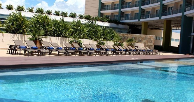 Pool bar Hotel Krystal Urban Cancún Cancún
